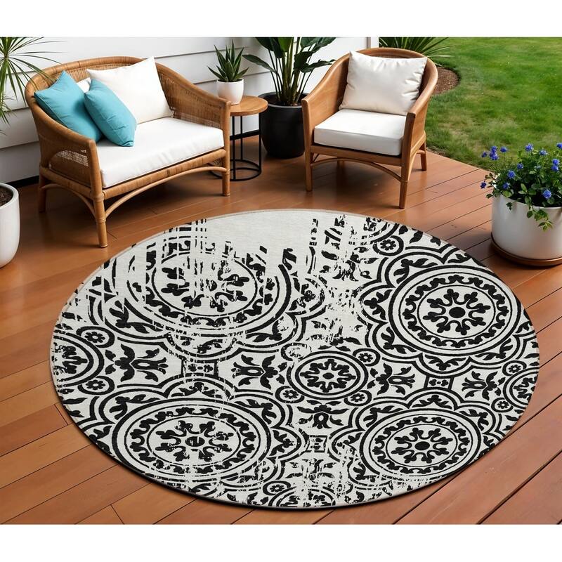 HomeRoots Medallion Transitional Rectangle Outdoor Rug - 8' Round