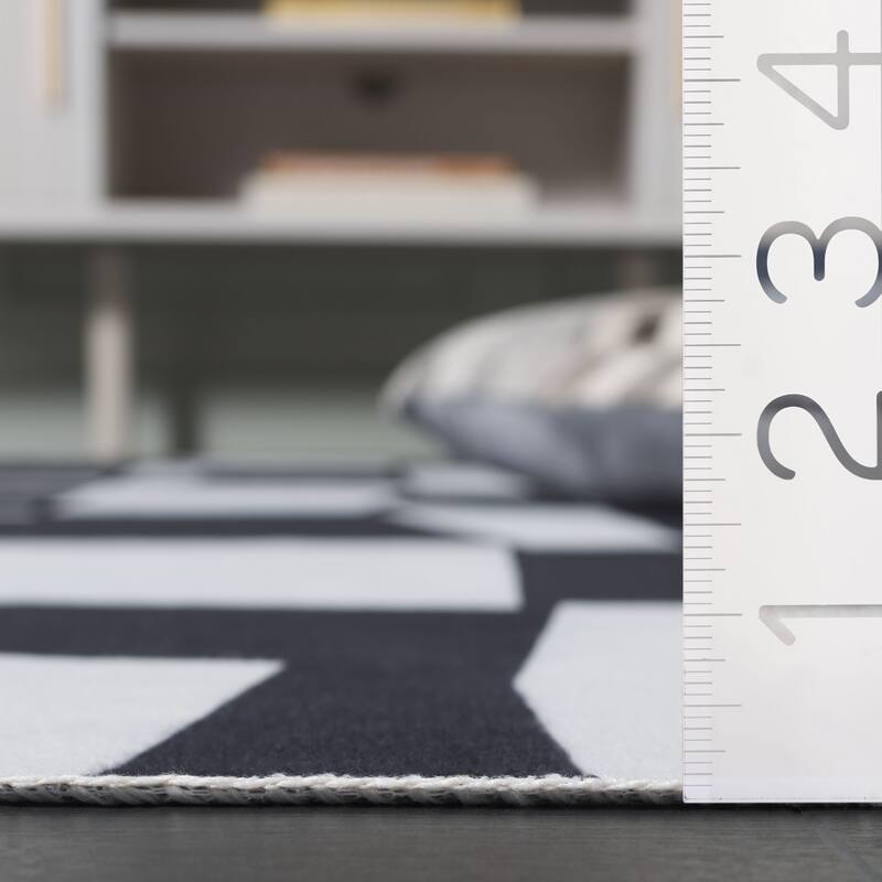 SAFAVIEH Malibu Peninah Machine Washable Slip Resistant Rug