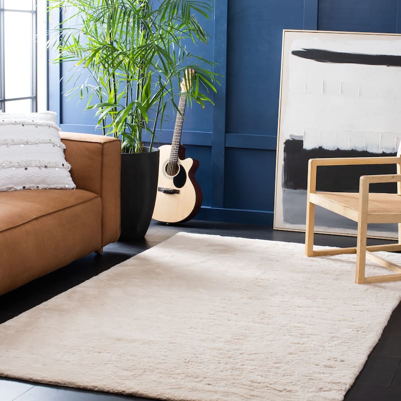 SAFAVIEH Faux Sheep Beniko Llinos 2.4-inch Thick Rug - 4' x 6' - Beige