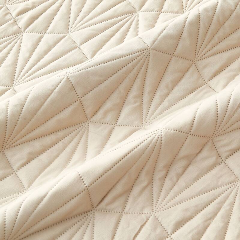 Premium Geometric Pinsonic Microfiber Quilt Set With Shams