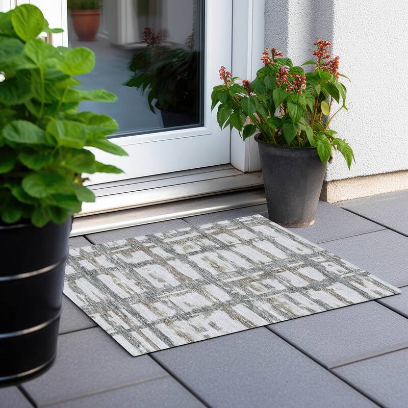 Machine Washable Indoor/ Outdoor Chantille Abstract Contemporary Rug - Silver - 1'8" x 2'6"