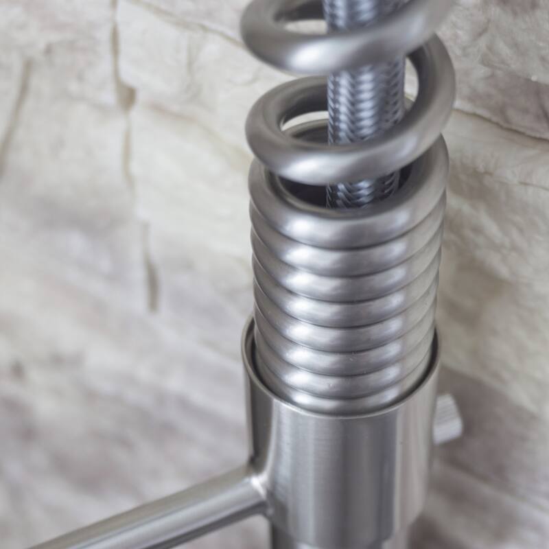 Luxurious Single Handle Pull-out Kitchen Faucet in Brushed Nickel