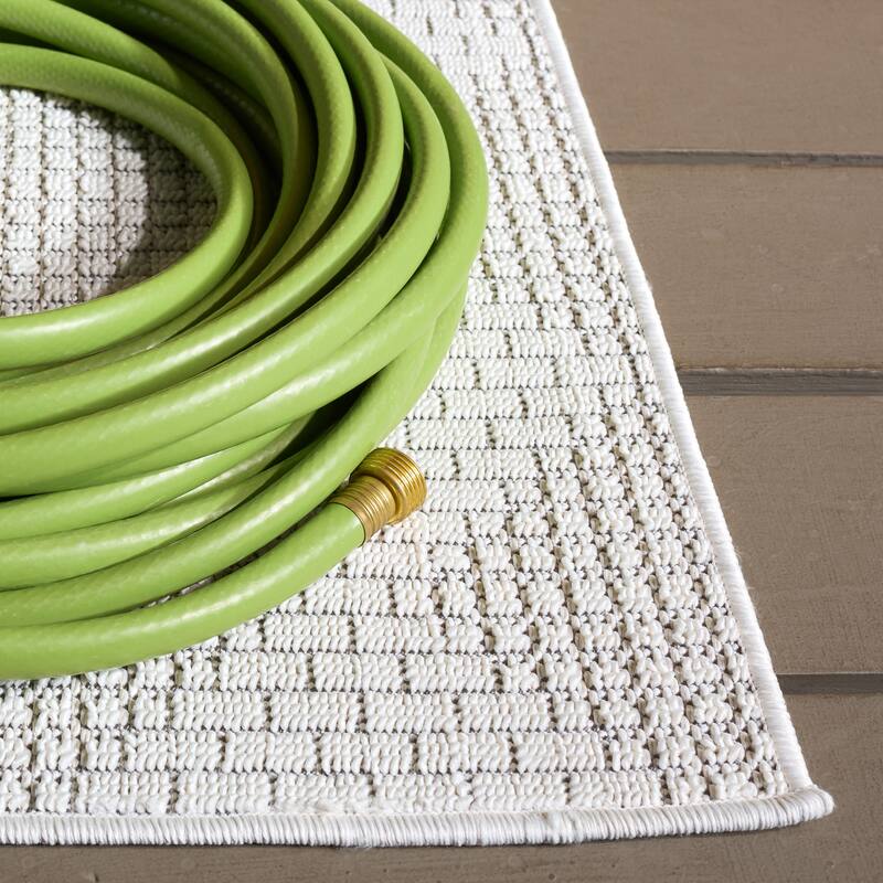 SAFAVIEH Veranda Eggerke Washable Indoor/Outdoor Rug - Weather Resistant & Easy Cleaning