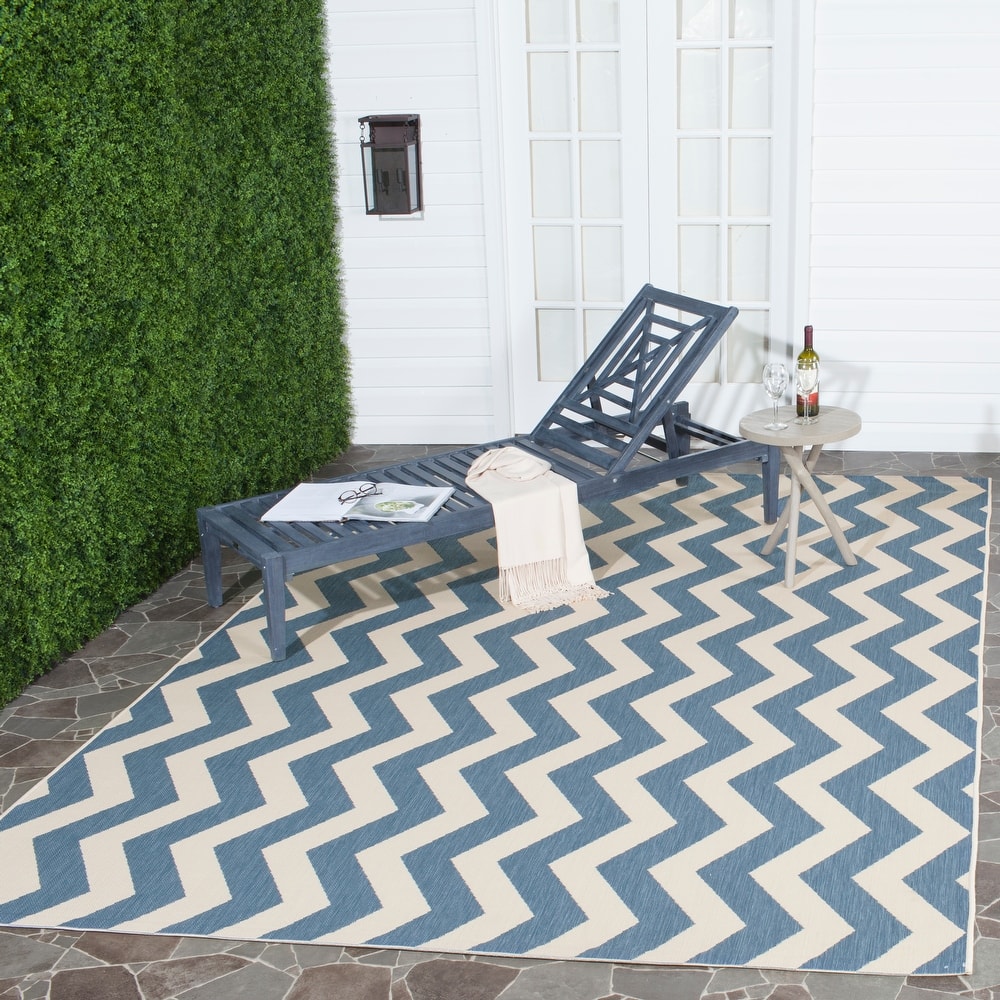 SAFAVIEH Courtyard Morganne Chevron Indoor/ Outdoor Waterproof Patio Backyard