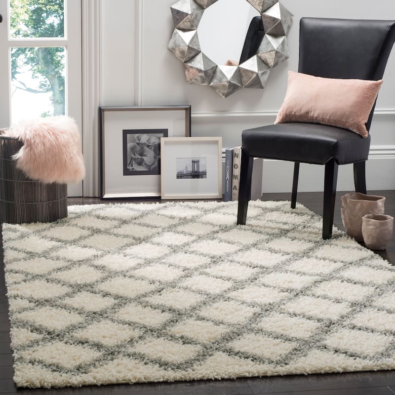 SAFAVIEH Dallas Shag Gertrudis Trellis 1.5-inch Thick Rug - Ivory/Grey - 4' x 6'