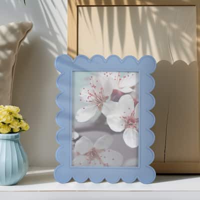 Sagebrook Home Resin Picture Frame with Scalloped Edges and Built-In Stand