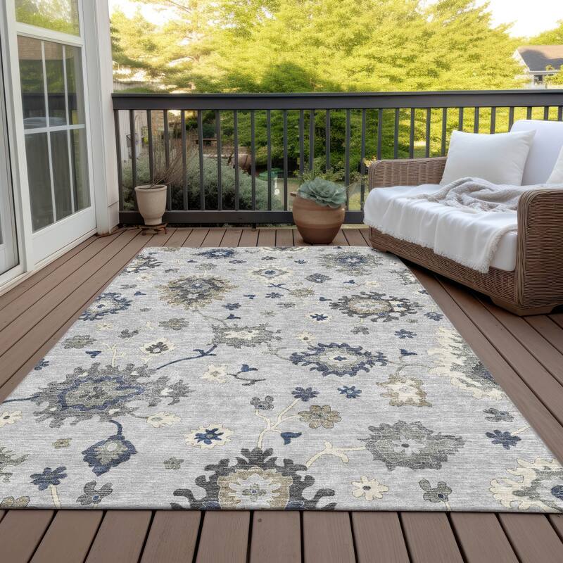 Machine Washable Indoor/ Outdoor Chantille Kashan Traditonal Rug - Silver - 2'6" x 3'10"