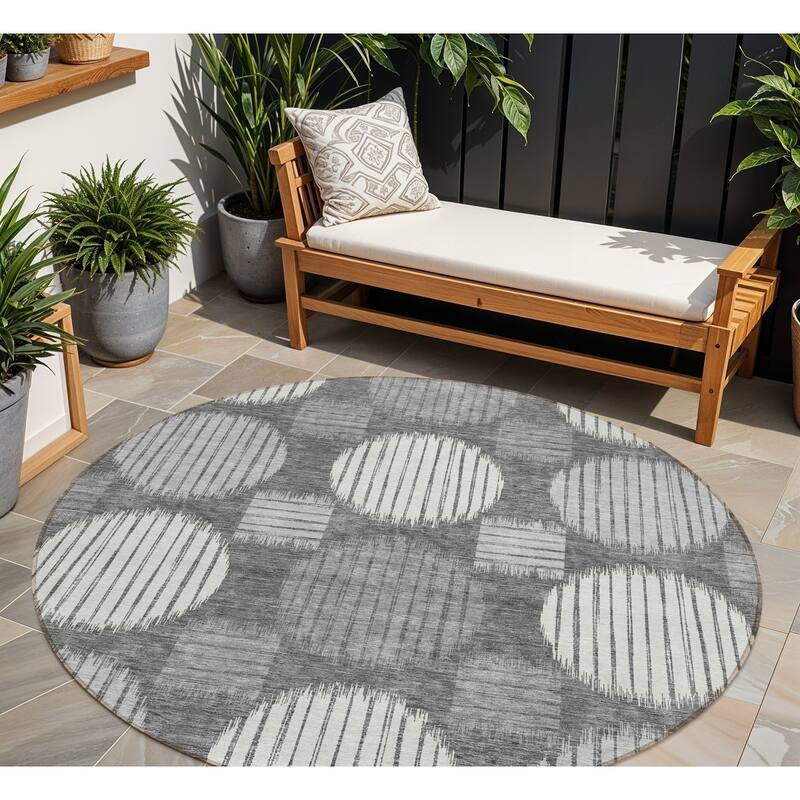 HomeRoots Geometric Transitional Rectangle Outdoor Rug - 8' Round
