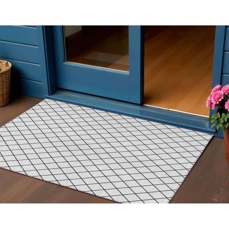 HomeRoots Geometric Transitional Rectangle Outdoor Rug - 3' x 5'