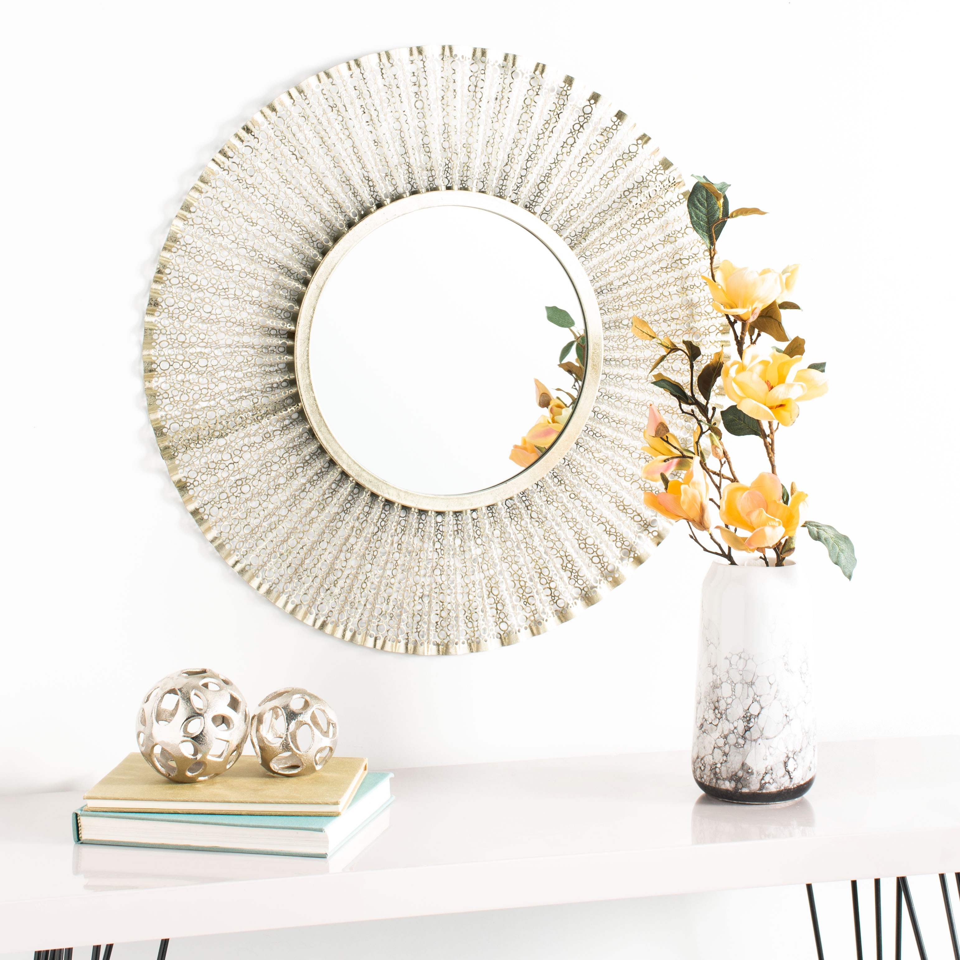 SAFAVIEH Shanice 31-inch Gold Round Mirror - 30.5" W x 1" L x 30.5" H - 31Wx1Dx31H