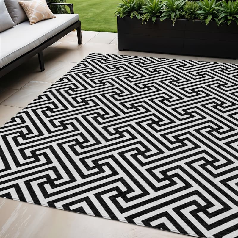 HomeRoots Geometric Transitional Rectangle Outdoor Rug - 5' X 8'