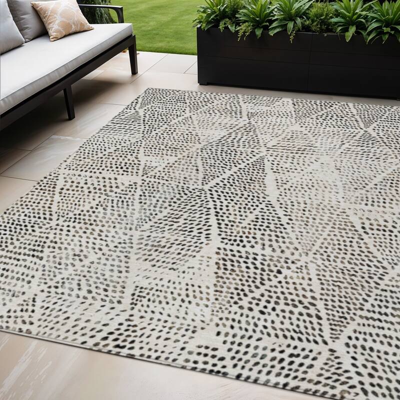 HomeRoots Geometric Transitional Rectangle Outdoor Rug - 5' X 8'