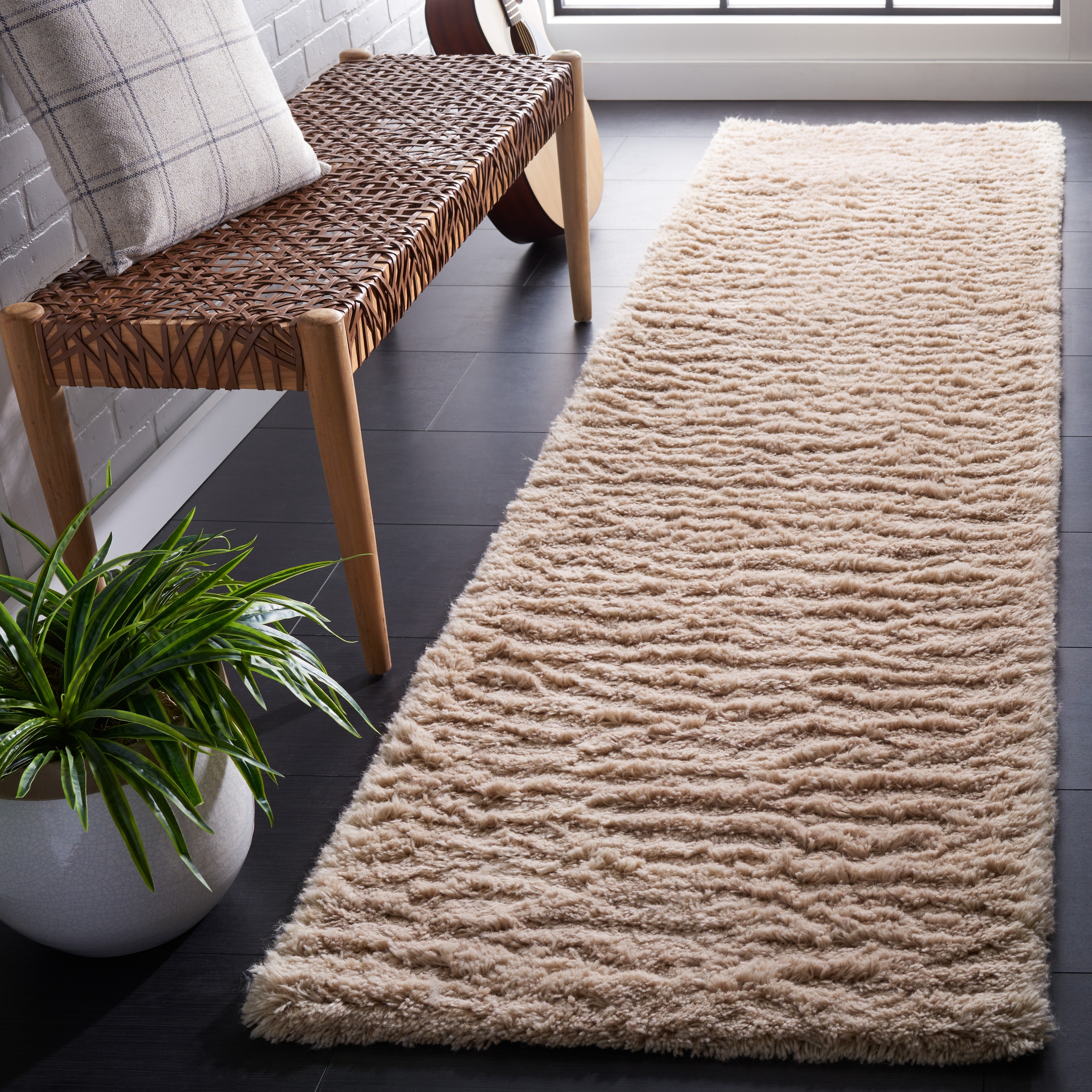 SAFAVIEH Handmade Casablanca Shag Rhiain Wool Rug
