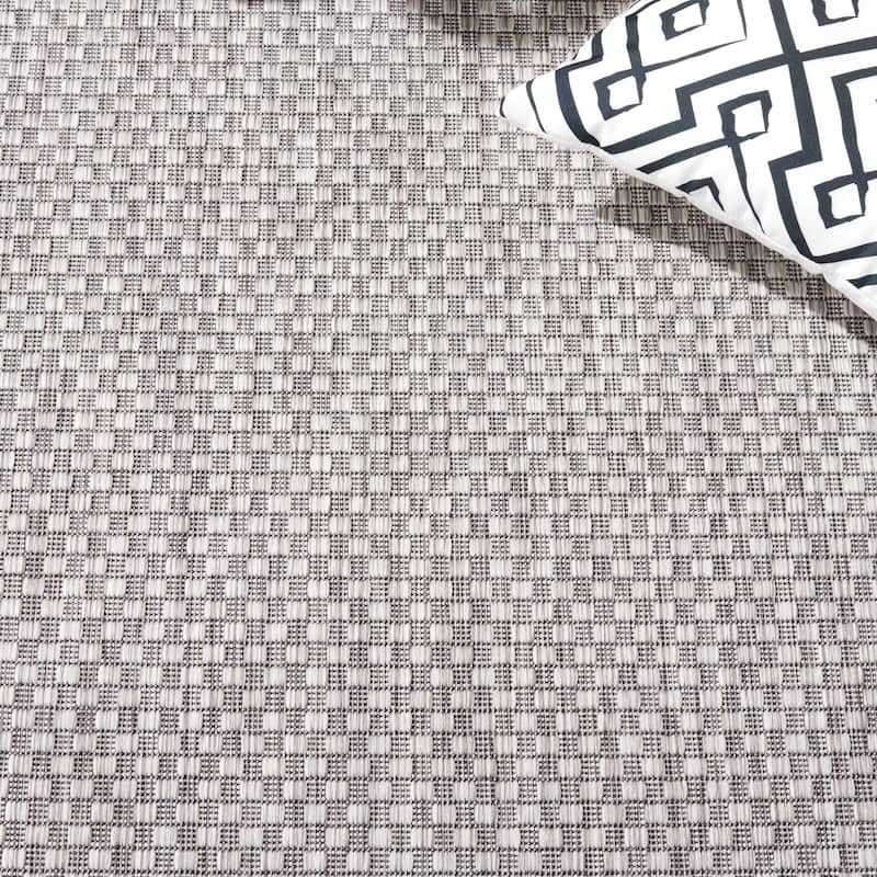 SAFAVIEH Courtyard Vickie Indoor/ Outdoor Waterproof Patio Backyard Rug