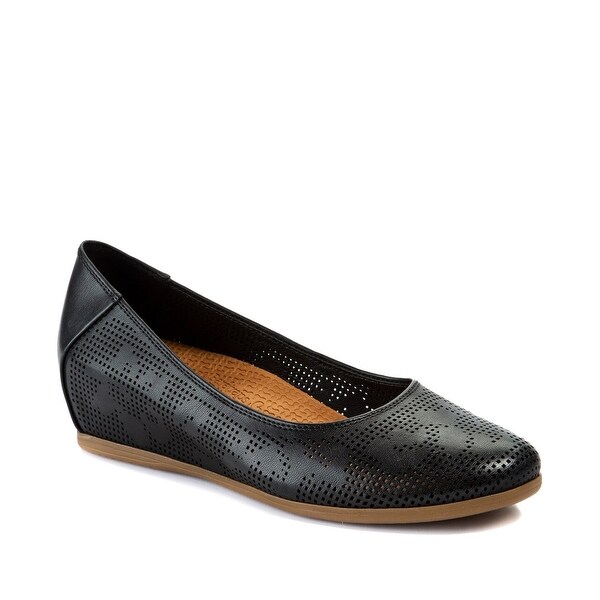 bare traps black flats