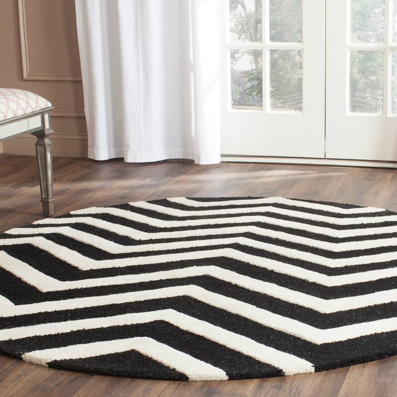 SAFAVIEH Handmade Cambridge Terttu Chevron Wool Rug - 6' Round - Black/Ivory