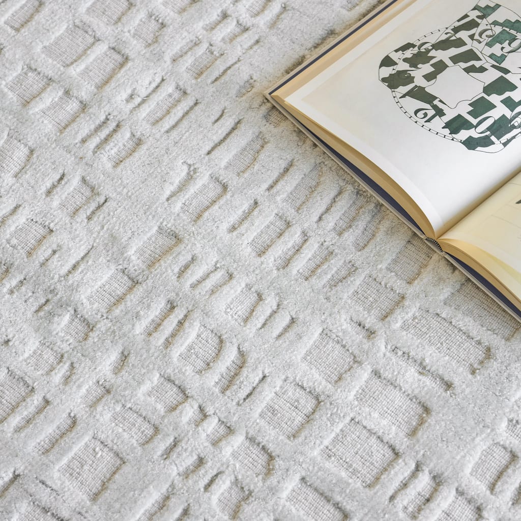 EXQUISITE RUGS Crescendo Hand-loomed Bamboo Silk Ivory Area Rug.