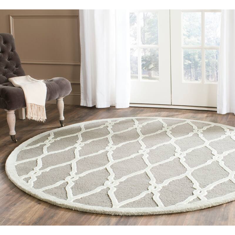 SAFAVIEH Handmade Cambridge Richtsje Moroccan Trellis Wool Rug - 6' Round - Dark Grey/Ivory