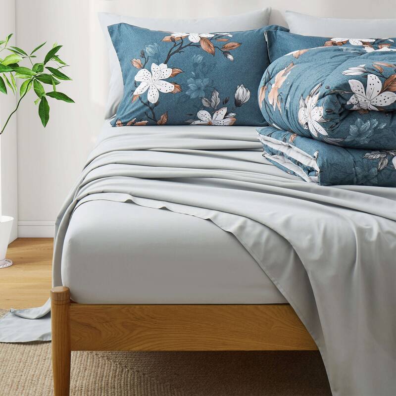All Season Floral Printed Reversible 7-Piece Bed in a Bag With Sheet Set