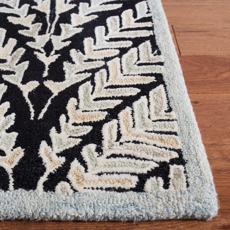SAFAVIEH Handmade Capri Ilianka Wool Rug