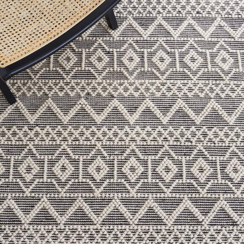 SAFAVIEH Handmade Natura Fehrat Wool Braided Tassel Rug