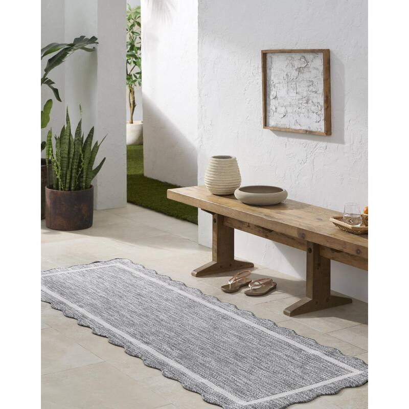 Livabliss Miami Beach Traditional Indoor / Outdoor Area Rug