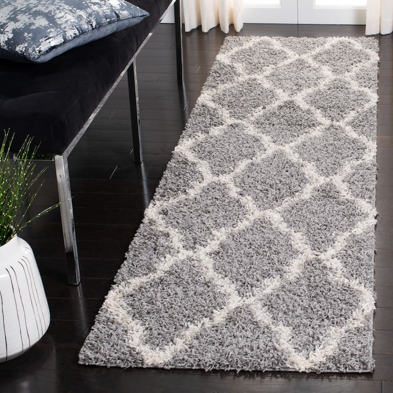 SAFAVIEH Dallas Shag Giusy Trellis 1.5-inch Thick Rug - 2'3" x 16' Runner - Grey/Ivory