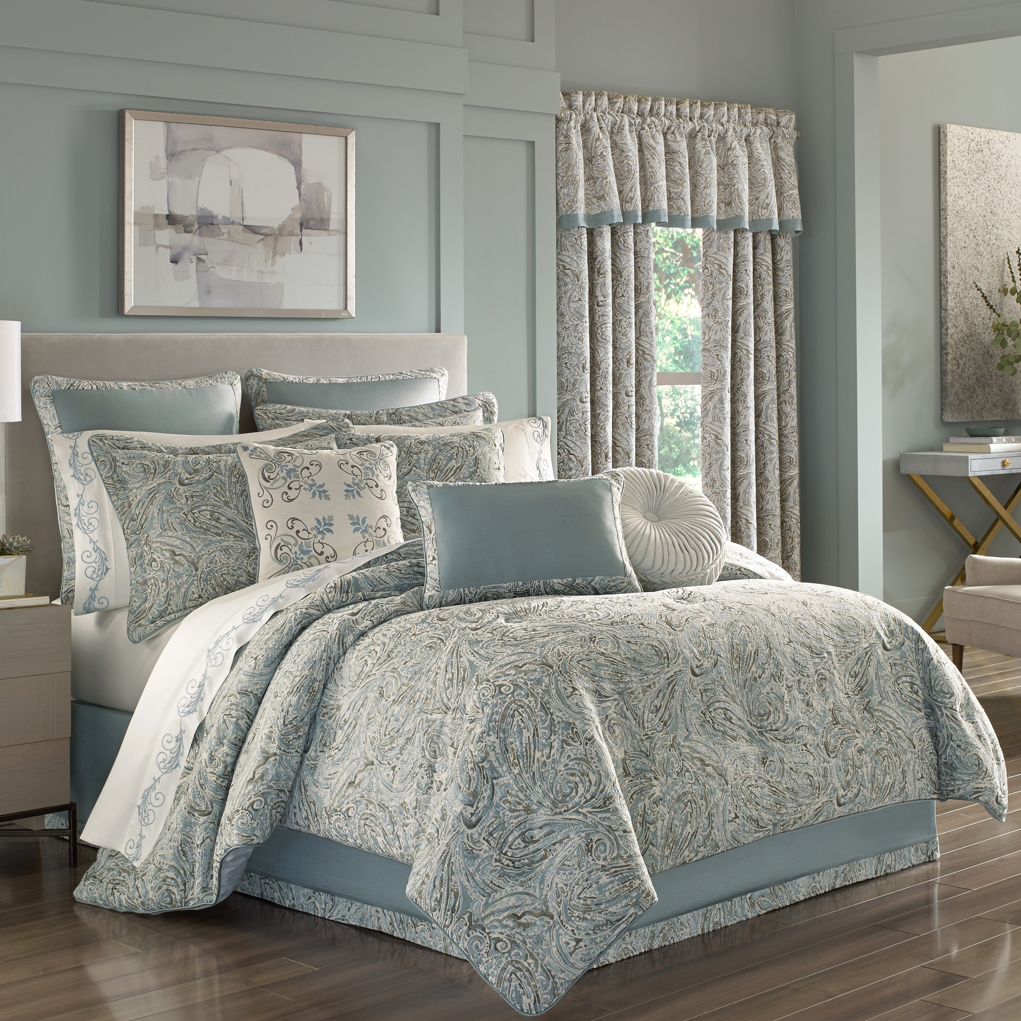 Five Queens Court Garrison Comforter Set