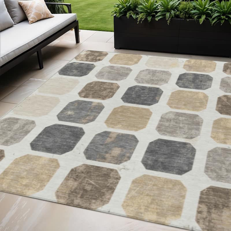 HomeRoots Geometric Transitional Rectangle Outdoor Rug - 5' X 8'