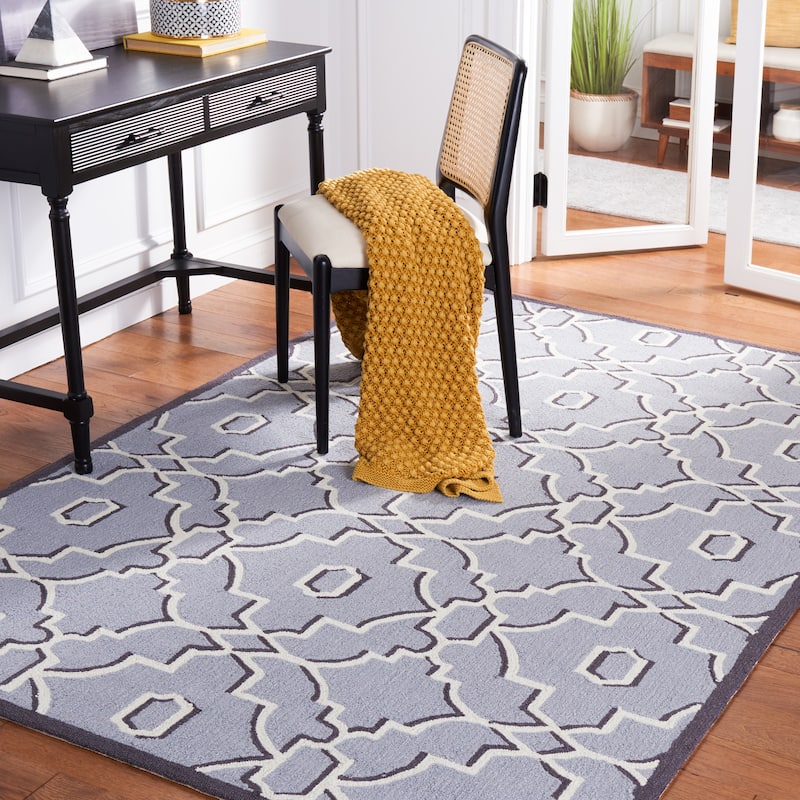 SAFAVIEH Handmade Four Seasons Indrishka Floral Rug - 5' x 8' - Grey/Ivory