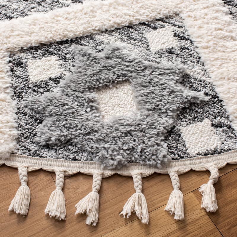 SAFAVIEH Moroccan Tassel Shag Nanke 2-inch Thick Rug
