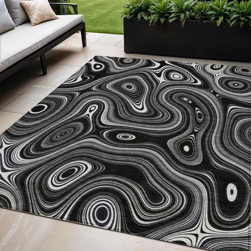 HomeRoots Geometric Transitional Rectangle Outdoor Rug - 5' X 8'