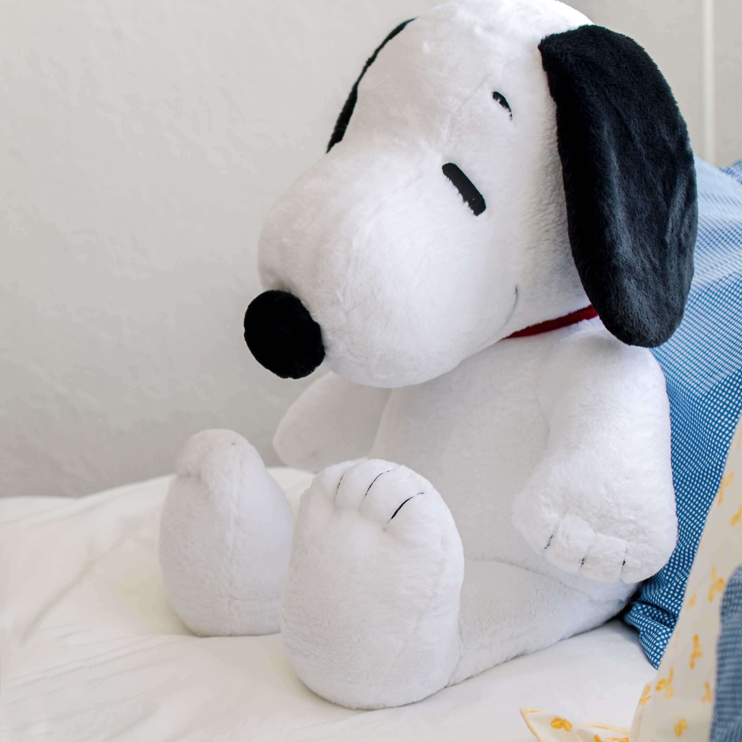 Jumbo hotsell snoopy plush