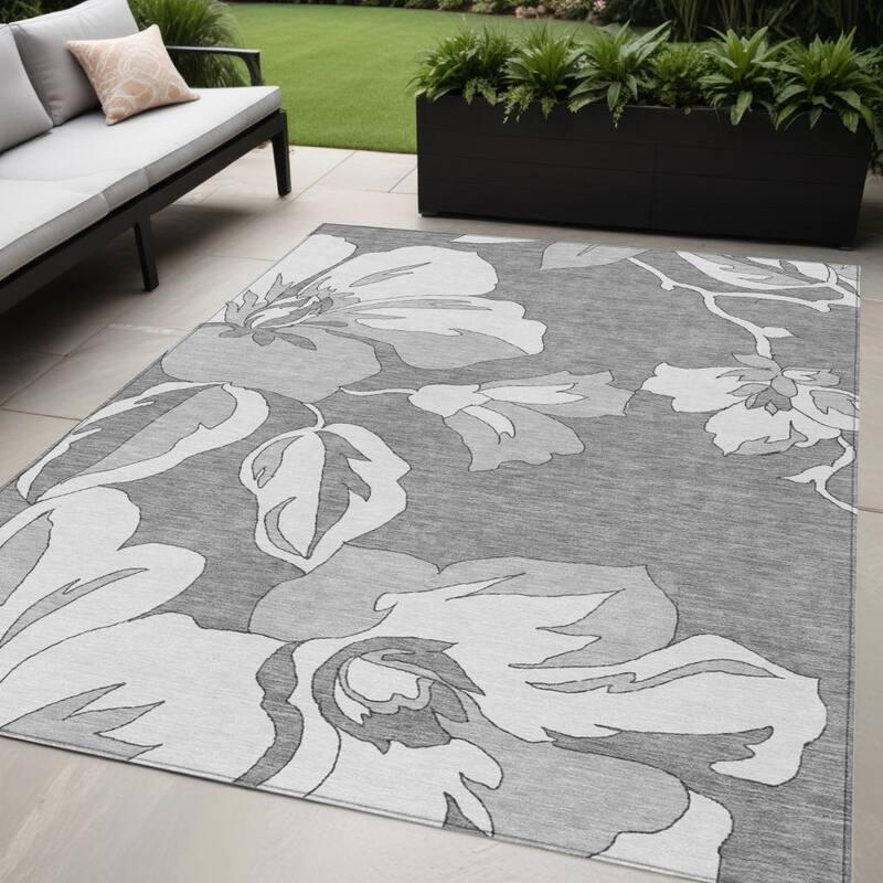 HomeRoots Floral Transitional Rectangle Outdoor Rug - 5' X 8'