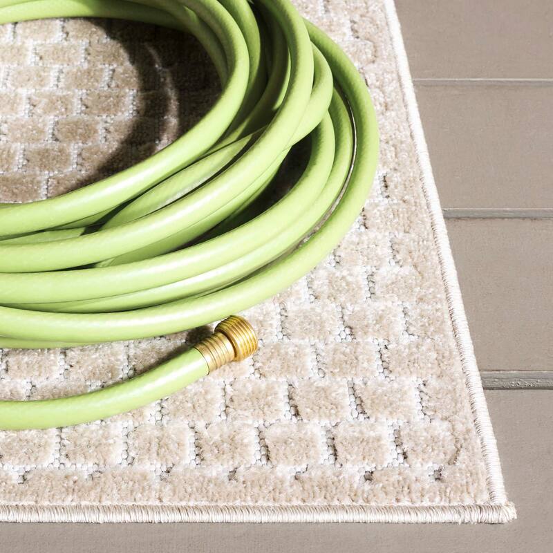 SAFAVIEH Stella Hattie Indoor/Outdoor Waterproof Patio Backyard Rug