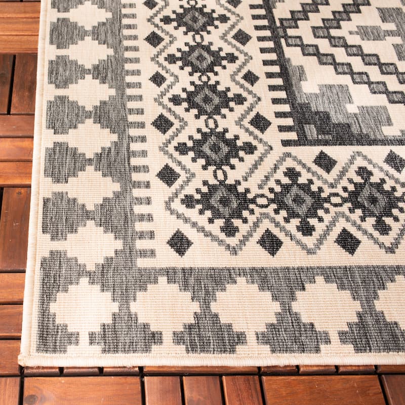 SAFAVIEH Veranda Eyvor Indoor/ Outdoor Waterproof Patio Backyard Rug