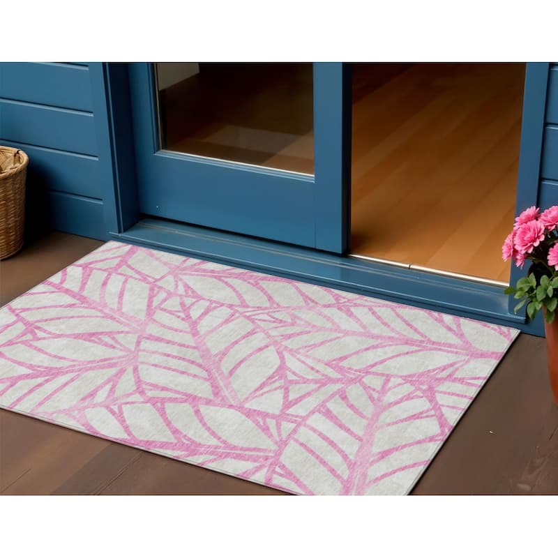HomeRoots Floral Transitional Rectangle Outdoor Rug - 3' x 5'
