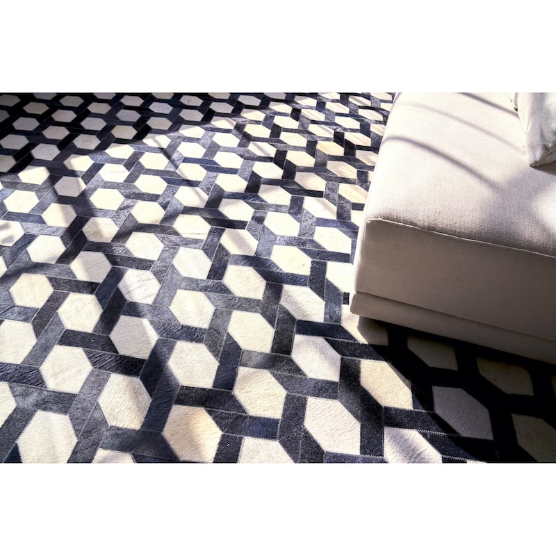 EXQUISITE RUGS Natural Hide Hand-stitched Leather Hide Silver/Blue Area Rug.