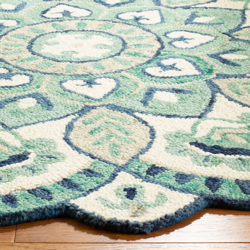 SAFAVIEH Handmade Novelty Urtza Ornate Flower Wool Rug