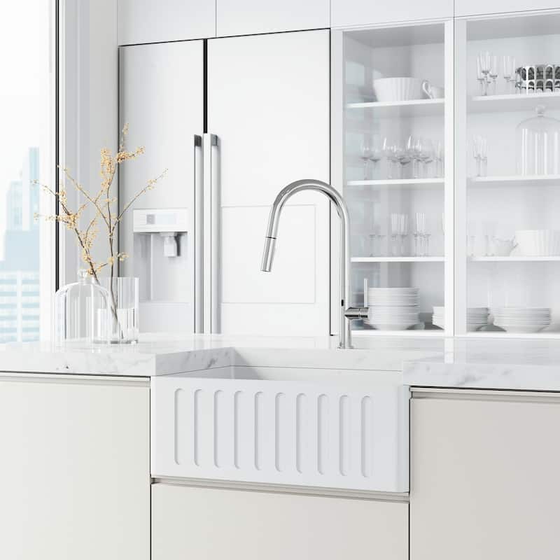 VIGO Greenwich 18" H Single Handle Pull-Down Sprayer Kitchen Faucet with Touchless Sensor