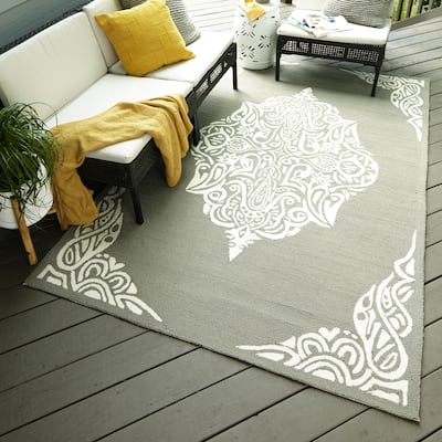 Momeni Veranda Hand Hooked Traditional Medallion Indoor Outdoor Rug