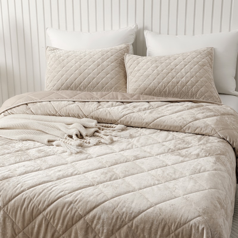 Wonderful Diamond Velvet 3 Piece Quilt Set