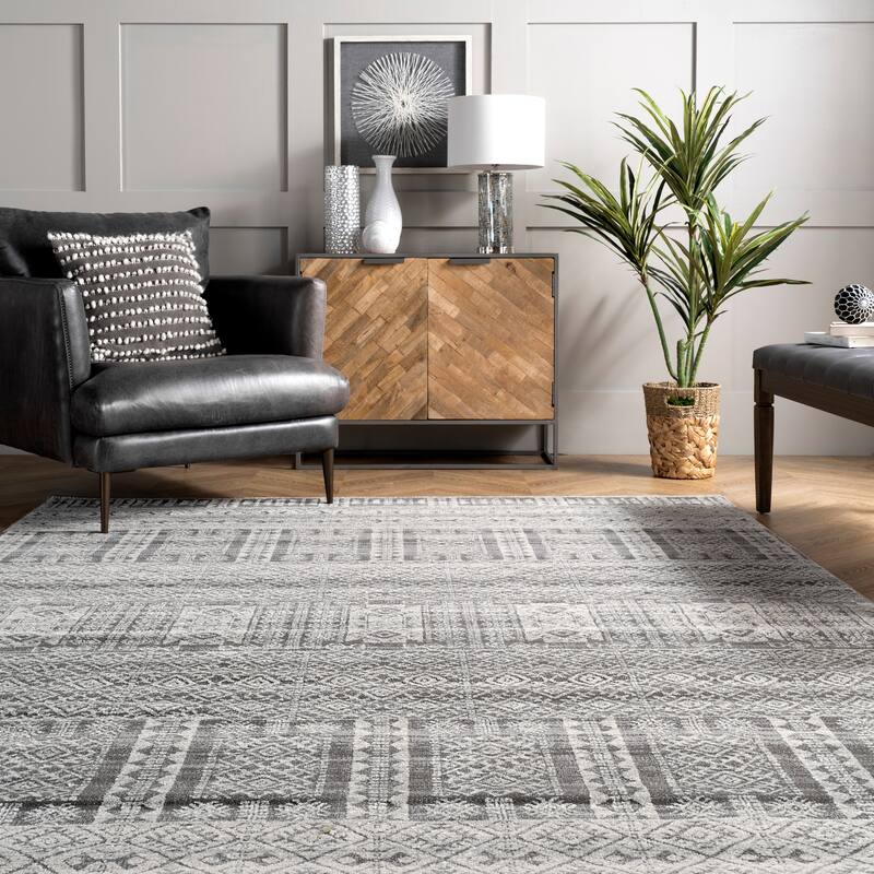 Nuloom Mabe Geometric Aztec Area Rug