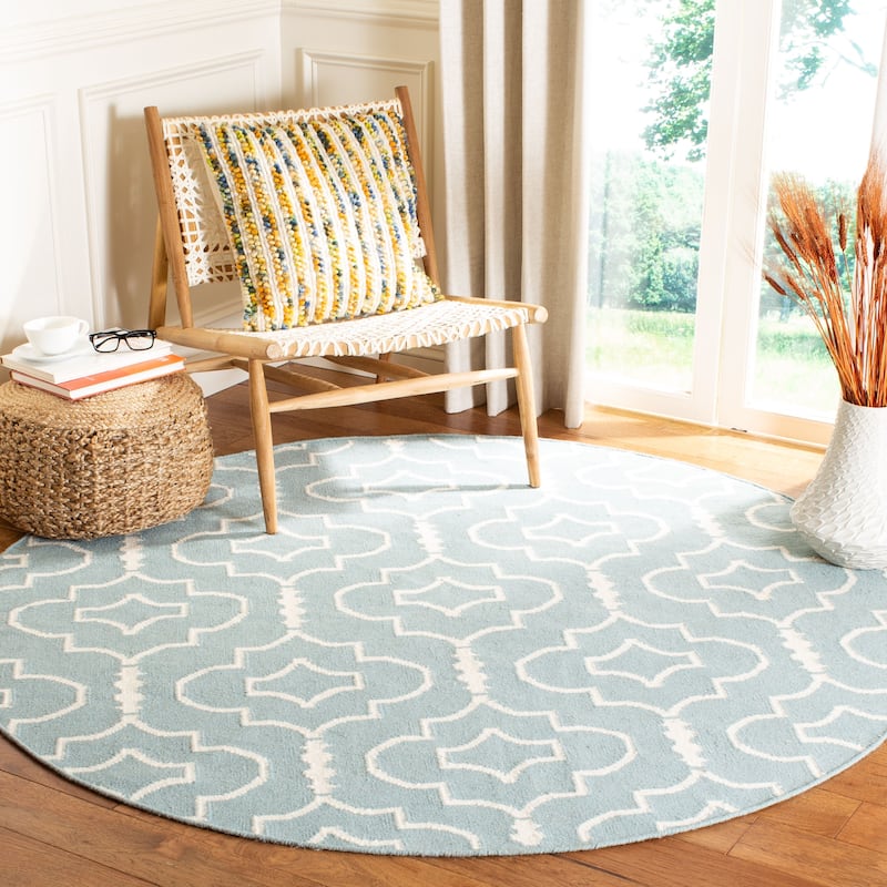SAFAVIEH Handmade Flatweave Dhurries Lamprini Modern Moroccan Wool Rug - 6' Round - Light Blue/Ivory