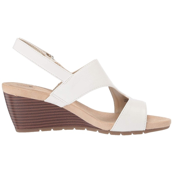 bandolino white shoes