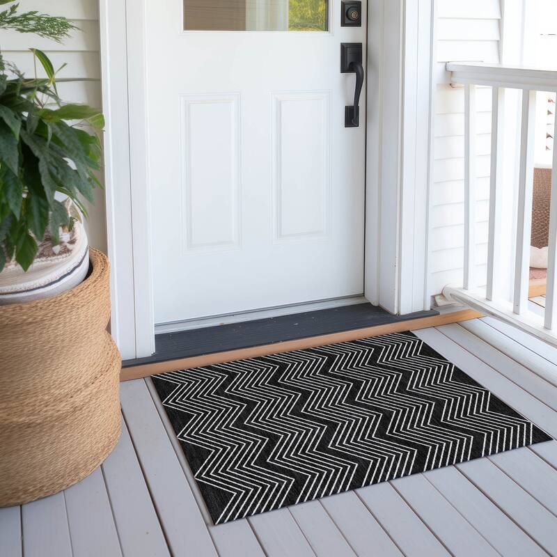 Machine Washable Indoor/ Outdoor Modern Chevron Chantille Rug - Black - 1'8" x 2'6"