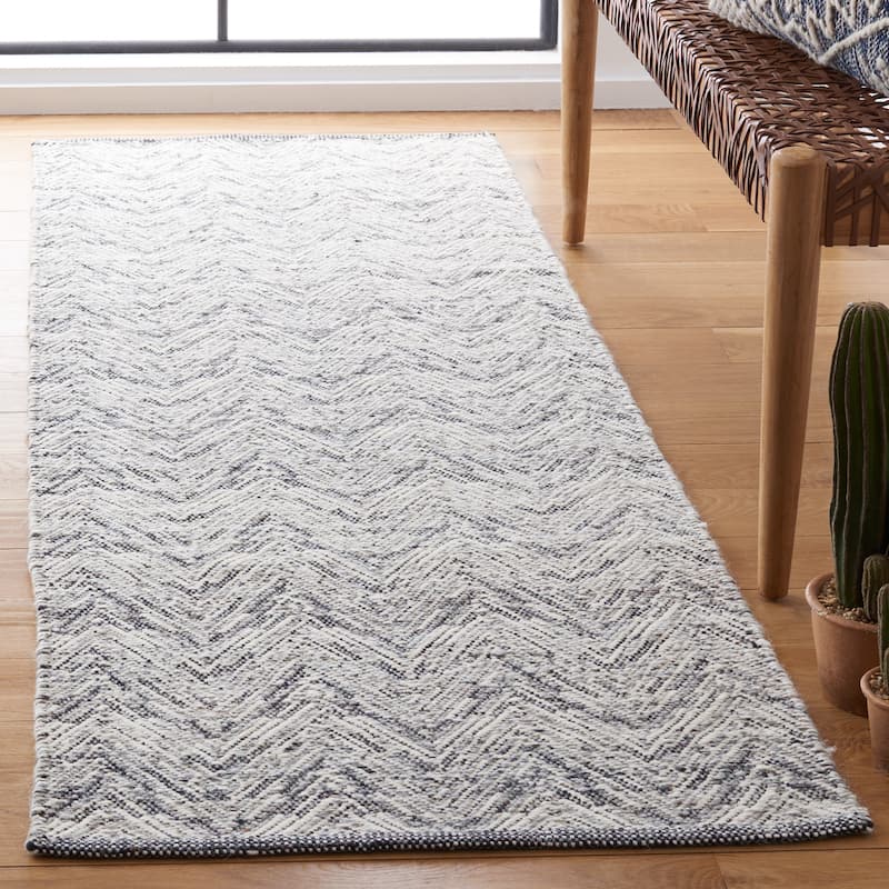 SAFAVIEH Handmade Flatweave Kilim Sanny Chevron Wool Rug - 2'3" x 7' Runner - Beige/Black