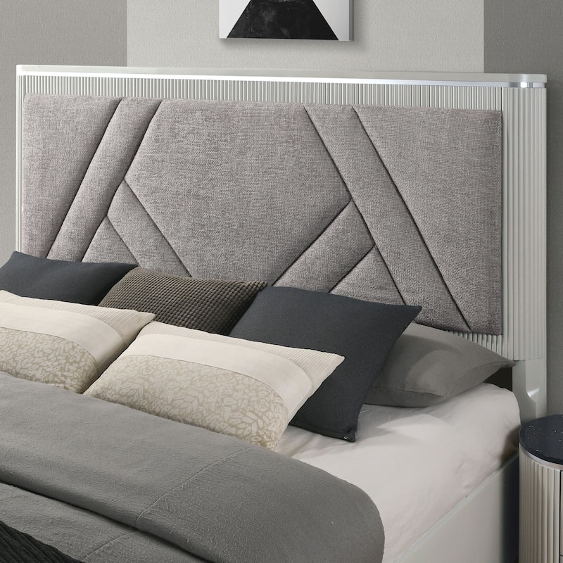 Furniture of America Leander Modern Light Grey Fluted Solid Wood Bed