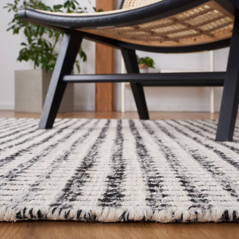 SAFAVIEH Handmade Casablanca Shag Ritsuko Wool Tassel Rug