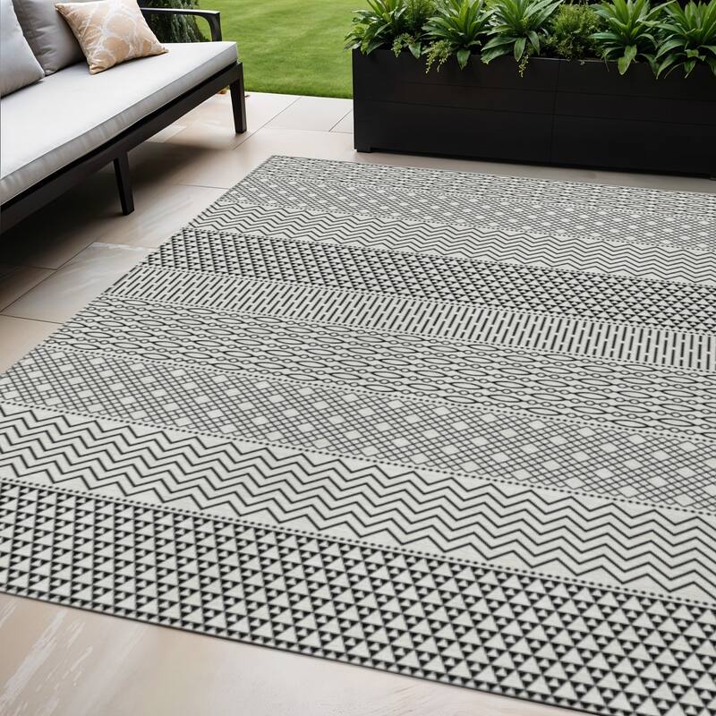 HomeRoots Chevron Modern Rectangle Outdoor Rug - 5' X 8'